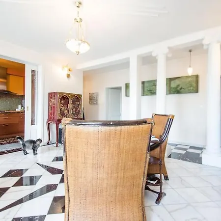 3 Bedroom 2 Bathroom Art Deco Flat In Apartment *